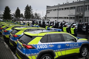 Policjanci podczas przekazania nowych radiowozów