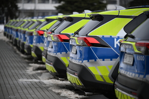 Policjanci podczas przekazania nowych radiowozów