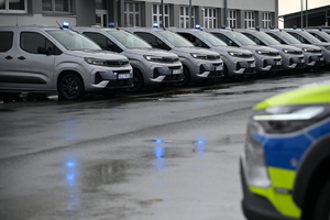 Policjanci podczas przekazania nowych radiowozów