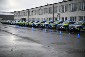 Policjanci podczas przekazania nowych radiowozów