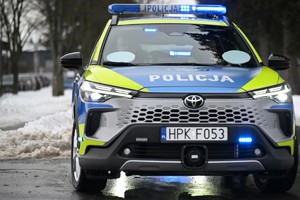 Policjanci podczas przekazania nowych radiowozów