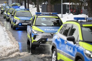 Policjanci podczas przekazania nowych radiowozów