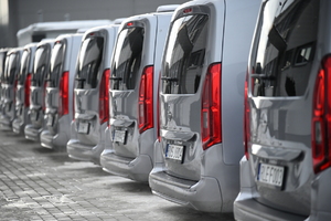 Policjanci podczas przekazania nowych radiowozów