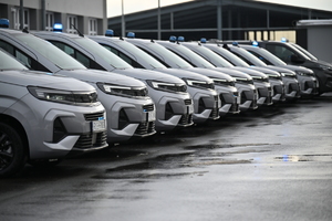 Policjanci podczas przekazania nowych radiowozów