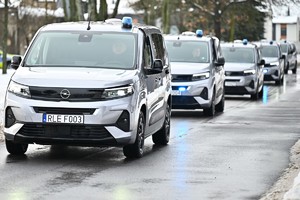 Policjanci podczas przekazania nowych radiowozów