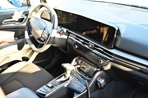 Policjanci podczas przekazania nowych radiowozów