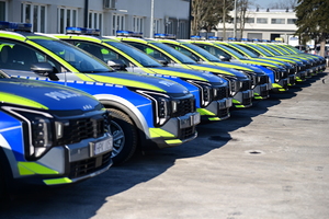 Policjanci podczas przekazania nowych radiowozów