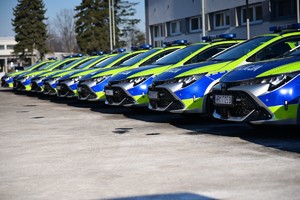 Policjanci podczas przekazania nowych radiowozów