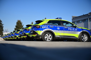 Policjanci podczas przekazania nowych radiowozów