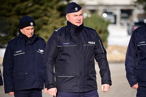 Policjanci podczas przekazania nowych radiowozów