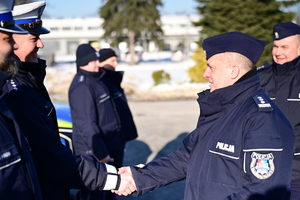 Policjanci podczas przekazania nowych radiowozów