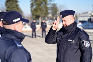 Policjanci podczas przekazania nowych radiowozów
