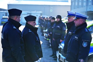 Policjanci podczas przekazania nowych radiowozów