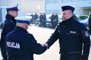 Policjanci podczas przekazania nowych radiowozów