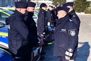 Policjanci podczas przekazania nowych radiowozów