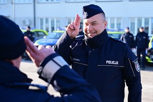 Policjanci podczas przekazania nowych radiowozów