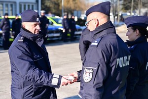 Policjanci podczas przekazania nowych radiowozów