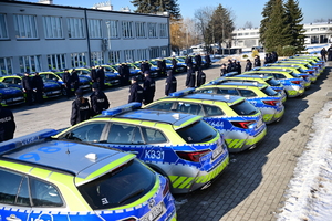 Policjanci podczas przekazania nowych radiowozów