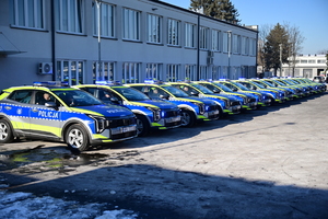 Policjanci podczas przekazania nowych radiowozów