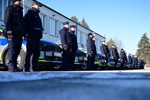 Policjanci podczas przekazania nowych radiowozów