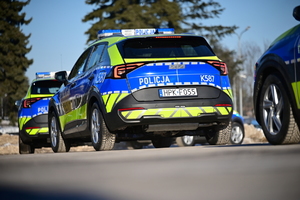 Policjanci podczas przekazania nowych radiowozów