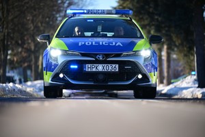 Policjanci podczas przekazania nowych radiowozów