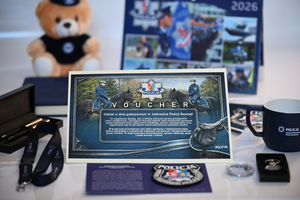 Policyjne gadżety przekazane na licytację. Voucher, policyjna maskotka, kalendarz, notatnik, proporczyk, kubek, smycz.