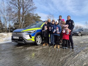 Policjanci i wolontariusze podczas finału WOŚP w Strzyżowie