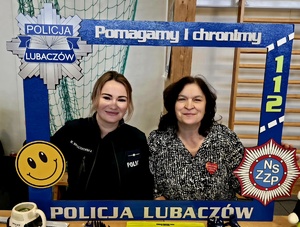 Policjantki z Lubaczowa podczas finału WOŚP z wolontariuszami