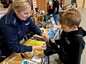 Policjantki z Lubaczowa podczas finału WOŚP z wolontariuszami