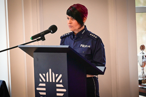 Policjanci, zaproszeni goście oraz laureaci konkursu podczas finału w auli KWP w Rzeszowie