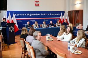 Policjanci, zaproszeni goście oraz laureaci konkursu podczas finału w auli KWP w Rzeszowie