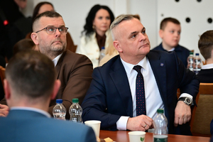 Policjanci, zaproszeni goście oraz laureaci konkursu podczas finału w auli KWP w Rzeszowie