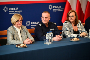 Policjanci, zaproszeni goście oraz laureaci konkursu podczas finału w auli KWP w Rzeszowie