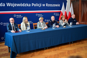 Policjanci, zaproszeni goście oraz laureaci konkursu podczas finału w auli KWP w Rzeszowie