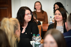 Policjanci, zaproszeni goście oraz laureaci konkursu podczas finału w auli KWP w Rzeszowie