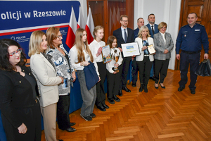 Policjanci, zaproszeni goście oraz laureaci konkursu podczas finału w auli KWP w Rzeszowie