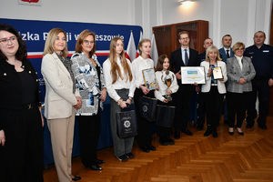 Policjanci, zaproszeni goście oraz laureaci konkursu podczas finału w auli KWP w Rzeszowie