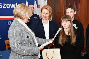 Policjanci, zaproszeni goście oraz laureaci konkursu podczas finału w auli KWP w Rzeszowie