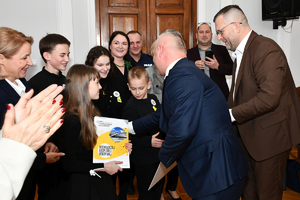 Policjanci, zaproszeni goście oraz laureaci konkursu podczas finału w auli KWP w Rzeszowie