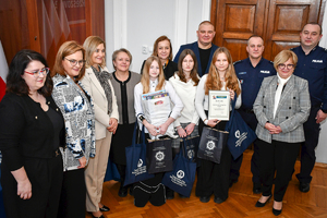 Policjanci, zaproszeni goście oraz laureaci konkursu podczas finału w auli KWP w Rzeszowie