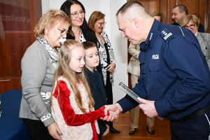 Policjanci, zaproszeni goście oraz laureaci konkursu podczas finału w auli KWP w Rzeszowie