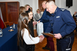 Policjanci, zaproszeni goście oraz laureaci konkursu podczas finału w auli KWP w Rzeszowie