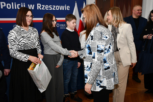 Policjanci, zaproszeni goście oraz laureaci konkursu podczas finału w auli KWP w Rzeszowie