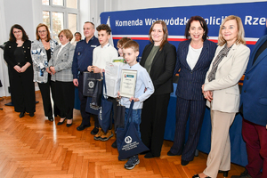 Policjanci, zaproszeni goście oraz laureaci konkursu podczas finału w auli KWP w Rzeszowie