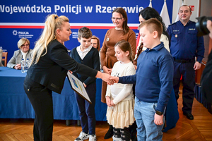 Policjanci, zaproszeni goście oraz laureaci konkursu podczas finału w auli KWP w Rzeszowie