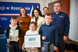 Policjanci, zaproszeni goście oraz laureaci konkursu podczas finału w auli KWP w Rzeszowie