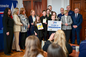 Policjanci, zaproszeni goście oraz laureaci konkursu podczas finału w auli KWP w Rzeszowie