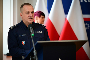 Policjanci, zaproszeni goście oraz laureaci konkursu podczas finału w auli KWP w Rzeszowie