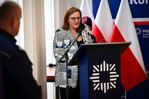 Policjanci, zaproszeni goście oraz laureaci konkursu podczas finału w auli KWP w Rzeszowie